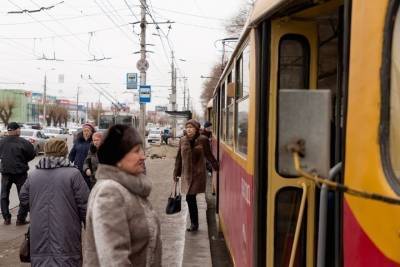 Упавшее дерево изменило маршруты трамваев №3 и №4 в Волгограде