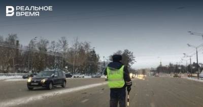 В Казани легковушка столкнулась с грузовиком и влетела в столб