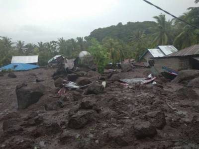 В Индонезии оползни и наводнения забрали жизнь более сотни человек