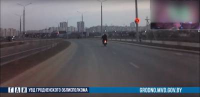 Преследование на окраине Гродно: 15-летний водитель мопеда пытался уехать от ГАИ (видео)