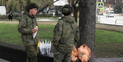 Россия перебросила в Крым военных из Саратова даже без сухпайков – Феодосию заполонили зеленые человечки, фото, видео - ТЕЛЕГРАФ