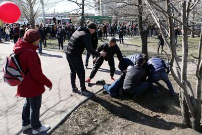 В Екатеринбурге ссора отцов в родительском чате закончилась дракой на глазах детей