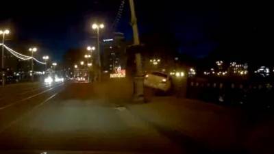 Машина под управлением пенсионерки упала с моста во Владикавказе. Видео