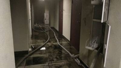 Огонь заблокировал верхние этажи в многоэтажном доме: пострадали два человека