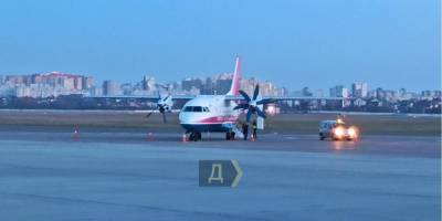 Пассажирский самолет Мотор Сич экстренно сел в аэропорту Киев из-за отказа двигателя