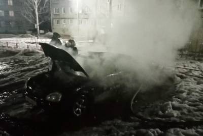 Автомобиль сгорел во дворе многоэтажки в Алатыре