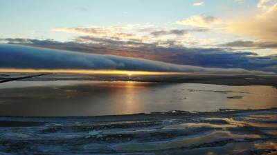 Облако в форме трубы сняли на видео на берегу Финского залива