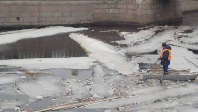 В Петербурге начали убирать мусорные льдины в каналах