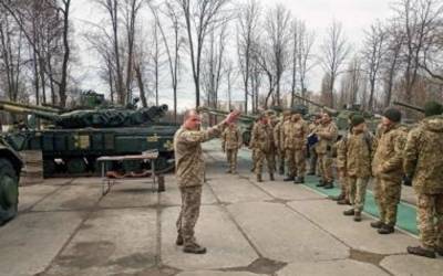 На украинскую границу срочно стягивают военных: что происходит