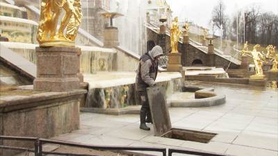 В Петергофе впервые после реставрации запустили фонтан "Самсон"