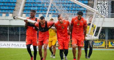 Колумбийский "привоз": вратарь пропустил один из самых смешных голов в истории футбола (видео)