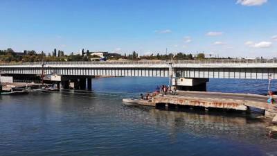 Служба автодорог показала, как строят мост через Сухой Лиман под Одессой (видео)