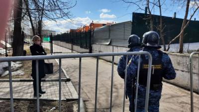 Навальнисты продолжают превращать российские суды в балаган