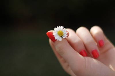 Дерматолог опровергла популярный миф о белых пятнах на ногтях
