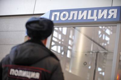 Охранник подложил в школу муляж опасного устройства и вызвал полицию в Москве
