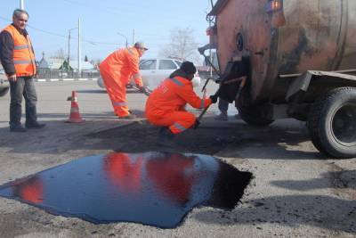 В Тамбовской области устраняют ямы на дорогах