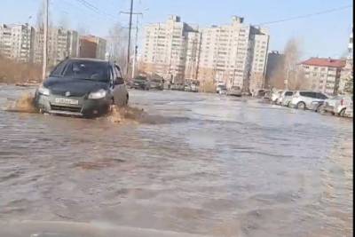В Ярославле из-за дырявых труб водоснабжения затопило улицу