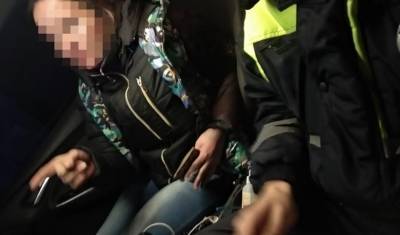Под Тюменью нетрезвая женщина управляла машиной с тремя детьми и укусила полицейского