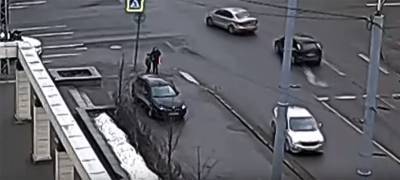 Автомобиль вылетел на тротуар в центре Петрозаводска - ребенок чудом остался жив (ВИДЕО)