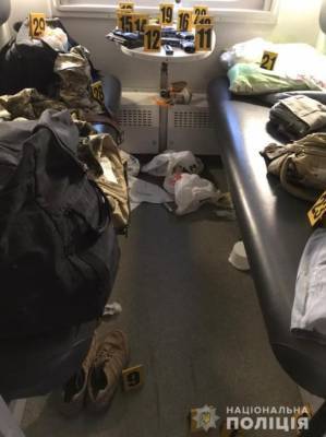Стрельба в поезде: Военные забаррикадировались в купе и угрожали полицейским