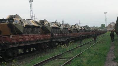 Украина стягивает в Донбасс целые поезда набитые военной техникой