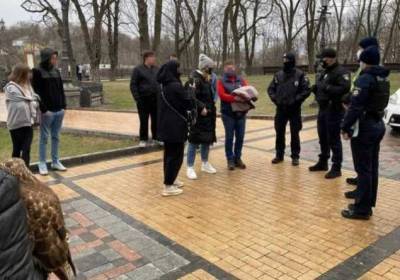 Столичные патрульные оштрафовали двух киевлян за жестокое обращение с птицами