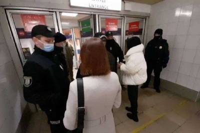 В метро Киева пачками изымают поддельные спецпропуска