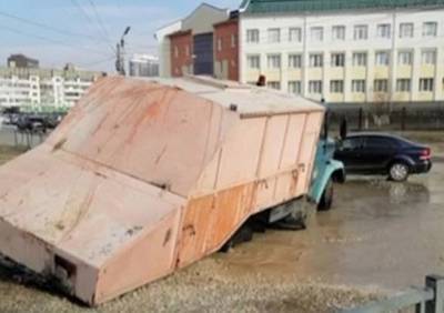 На улице Кальной грузовик «ушел под землю» - ya62.ru - Рязань