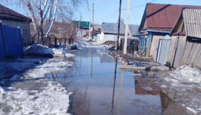 Жителей поселка в Челябинской области топит талыми водами с горы. Власти бездействуют