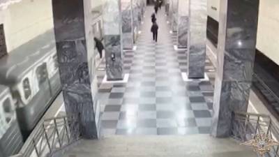 Мужчина избил и сбросил на рельсы пассажира московского метро. Видео