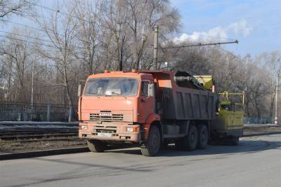 Дорожники Ульяновска чистят и ремонтируют городские улицы