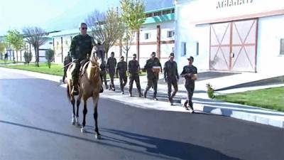 Бердымухамедов осмотрел конные подразделения военных и правоохранительных органов (видео)
