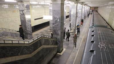 В столичном метро мужчину избили и столкнули на рельсы