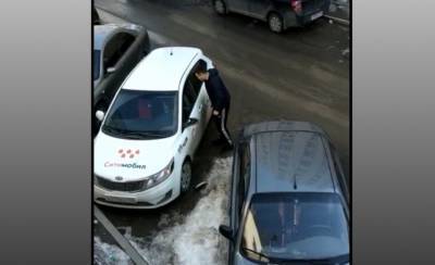 В Уфе водитель разбил железной битой боковое зеркало такси с пассажиром