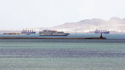 РИА Новости: танкер сел на мель на юге Суэцкого канала