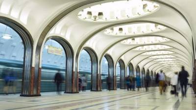 Видео: парня жестоко избили и скинули на рельсы в московском метро