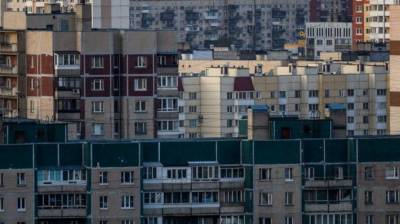 Пьяный мужчина случайно столкнул с балкона приятеля в Ленинградской области