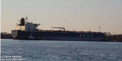 Неполадки на борту двух танкеров замедлили движение судов по Суэцкому каналу