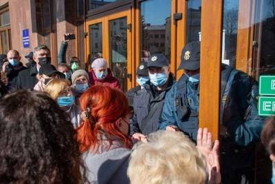 Мэр Ивано-Франковска Марцинкив ходил к обладминистрации протестовать против карантина