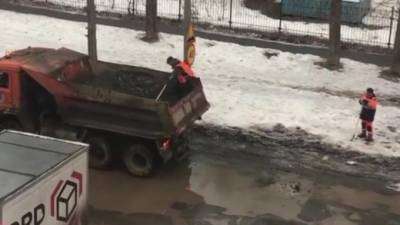 В Екатеринбурге объяснили, почему рабочие уложили асфальт в лужу