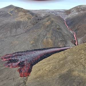 В Исландии появились трещины на извергающемся вулкане. Фото