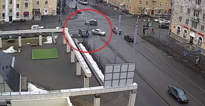 Машина вылетела на тротуар и чуть не сбила ребенка в Петрозаводске