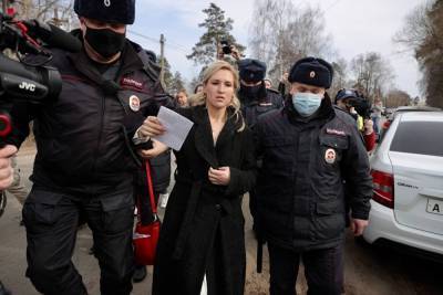 Полиция задержала Анастасию Васильеву и других участников акции у колонии в Покрове