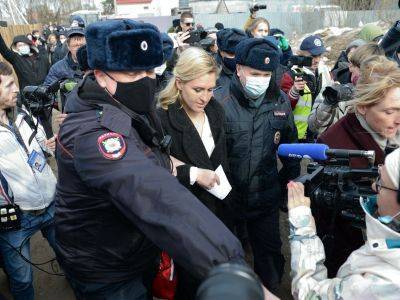 Медиков, журналистов и активистов задержали у колонии, где находится Навальный