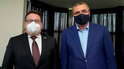 Усатый и посол ЕС против коррупции в Молдавии — пчелы против меда