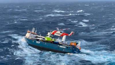 У берегов Норвегии тонет нефтяной танкер, волны до 15 метров (видео)