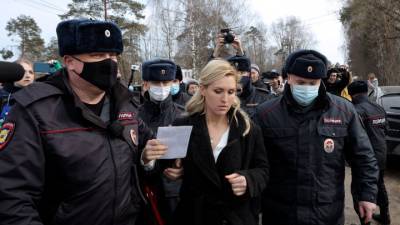 Возле колонии с Навальным задержали активистов