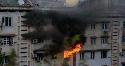 Пожарные эвакуировали жильцов горевших квартир в Душанбе