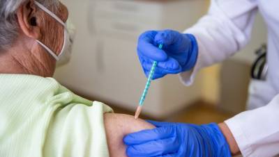 Германия начинает вакцинацию в кабинетах семейных врачей: что нужно знать пациентам
