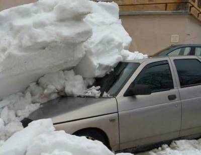 В Ноябрьске пять машин пострадали от схода снега с крыш. На город идут новые снегопады